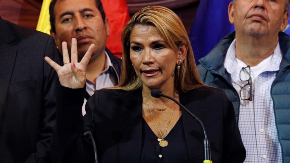 Jeanine Áñez quiere derogar el fallo que habilitó a Evo a postularse.