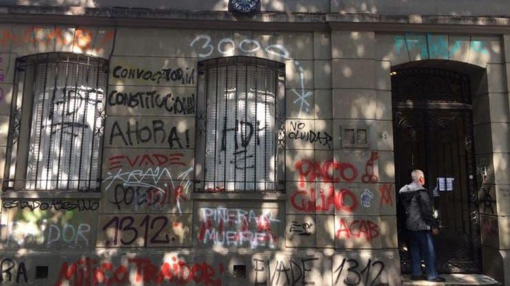 Así quedó la embajada argentina en Chile tras los incidentes.