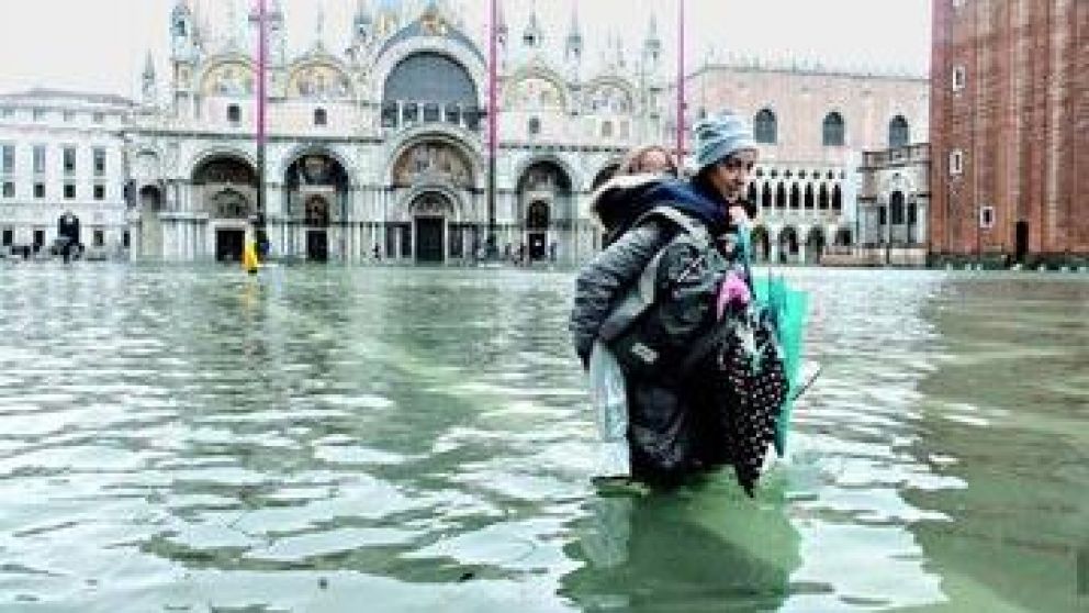 Edificios históricos se vieron afectados por las crecidas (Reuters).