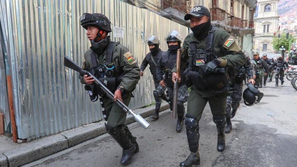 Manifestantes y militares cara a cara en Bolivia.