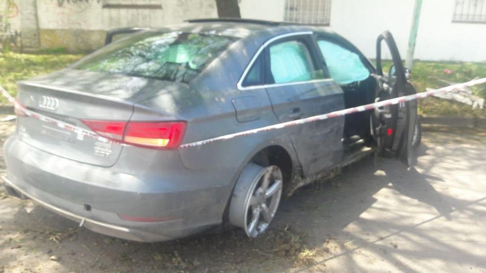 Los extranjeros involucrados se desplazaban en esta Audi gris.