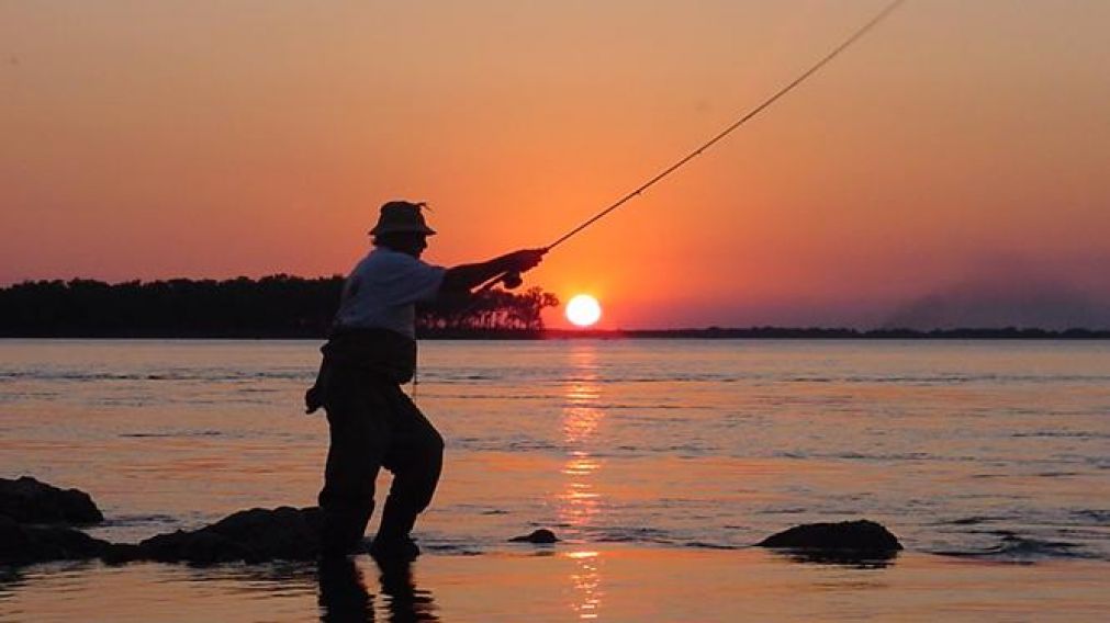 Mientras pescaba tranquilo el hombre fue sorprendido por un pez con cara humana. (Imagen ilustrativa)