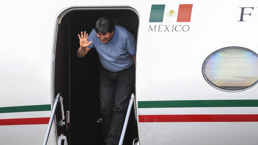 Así saludaba Evo Morales al bajar de un avión en México. (Télam)