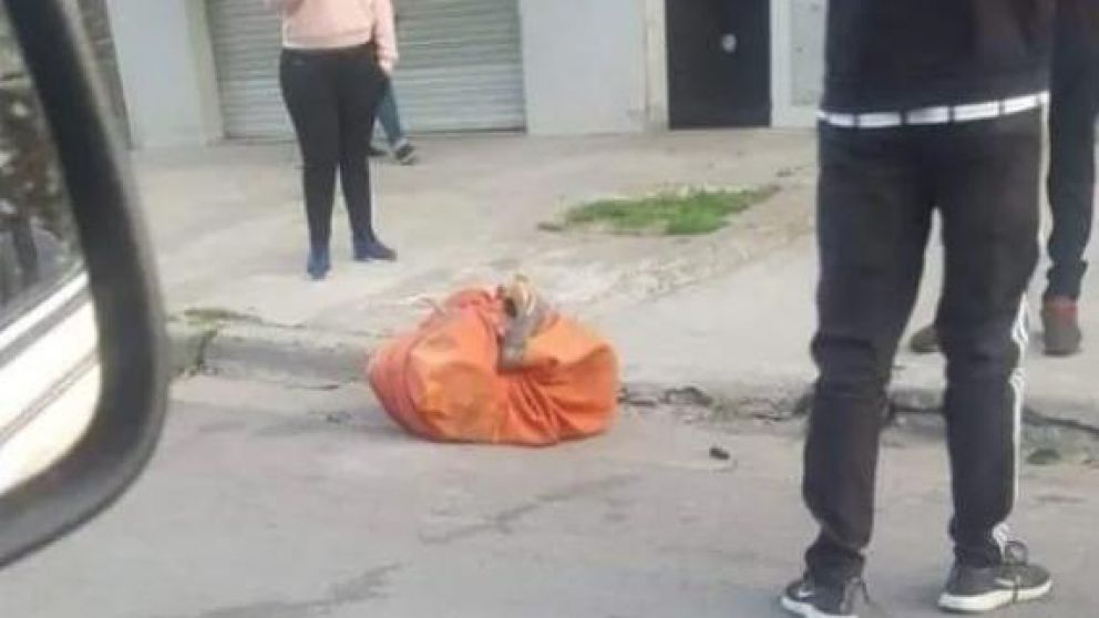 Encontraron a la mujer sin vida envuelta en una frazada.