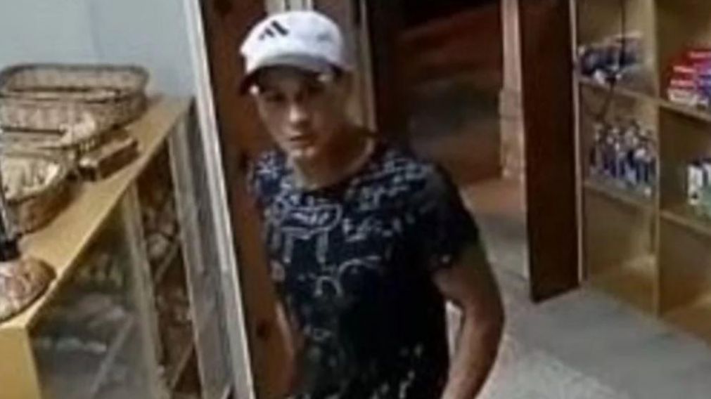 El asesino, "escrachado" en la cámara del lugar. (Captura de TV).