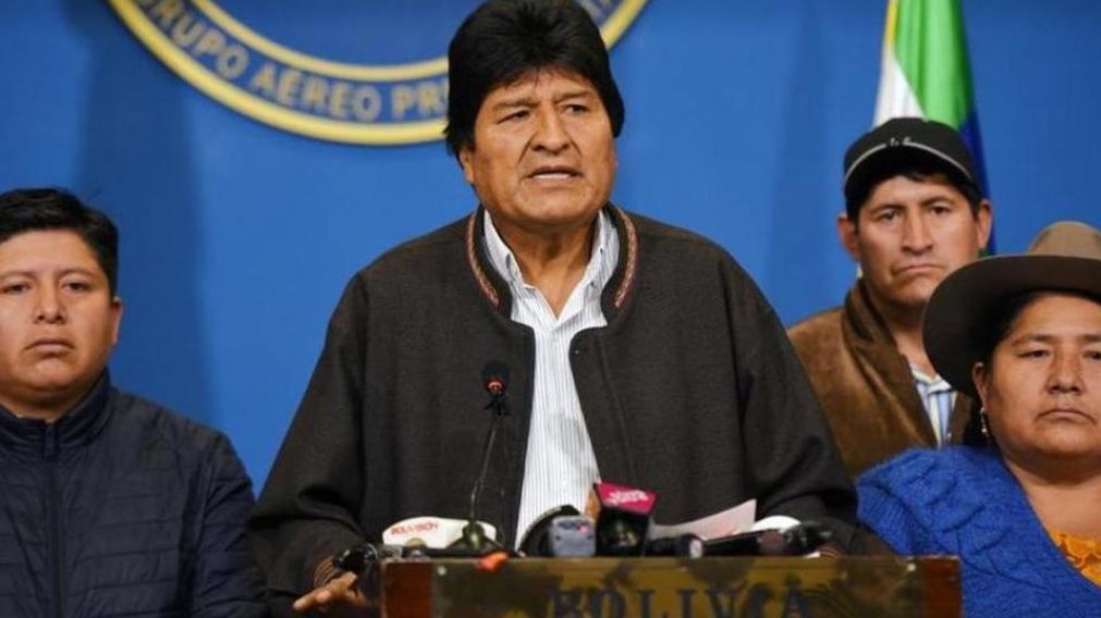 Evo Morales present� su renuncia por escrito y denunci� que hubo "golpe de estado". 