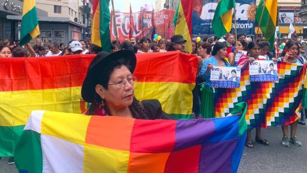 Masiva marcha desde el Obelisco a la Embajada de Bolivia. (@juliamdominzain)