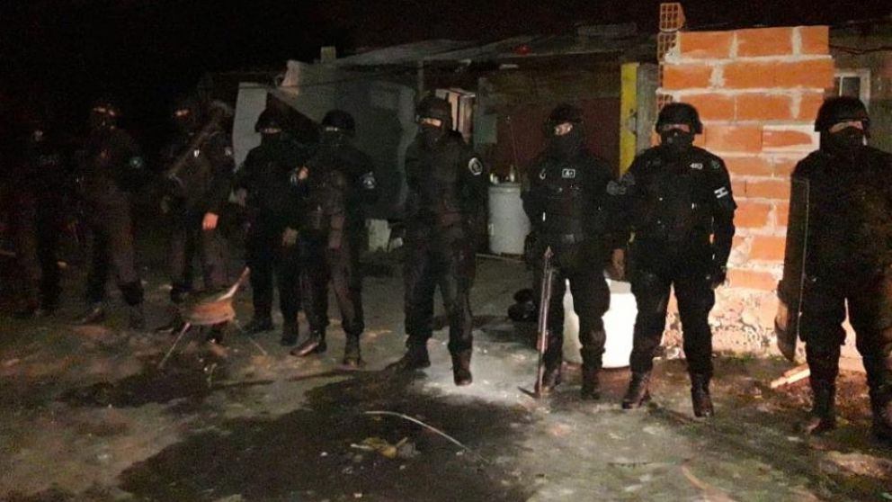 Presencia de las fuerzas de seguridad durante los allanamientos.