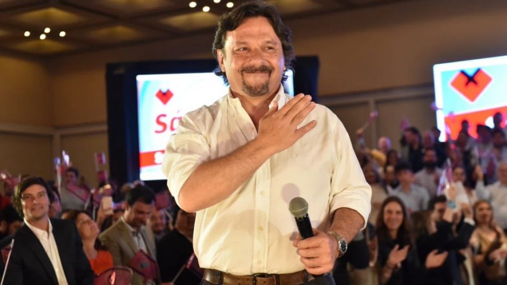 Sáenz festeja el contundente triunfo en su búnker.