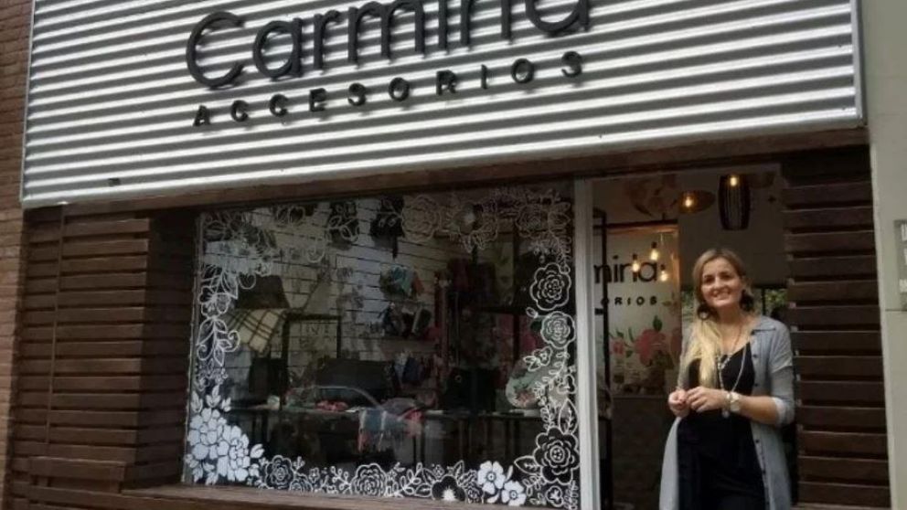 La víctima en la puerta del local donde fue hallada asesinada.