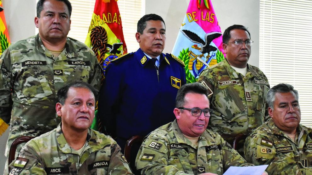 En conferencia de prensa, las Fuerzas Armadas de Bolivia le pidieron la renuncia a Evo Morales.