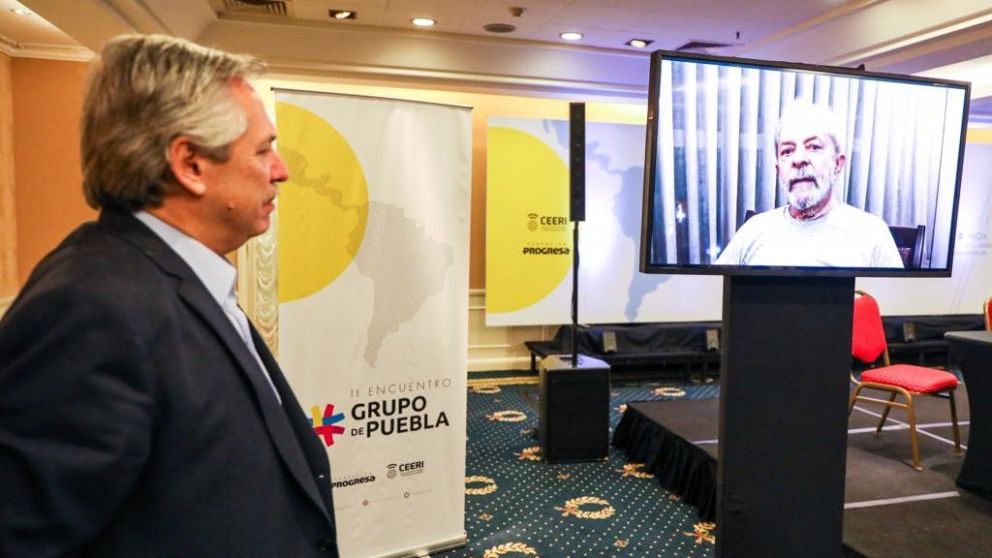 Alberto siguió atentamente el mensaje que Lula grabó en un video.