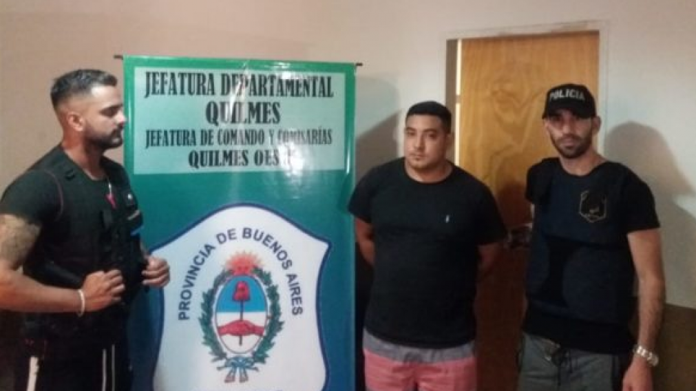 El policía no pasó desapercibido y no precisamente por su labor.