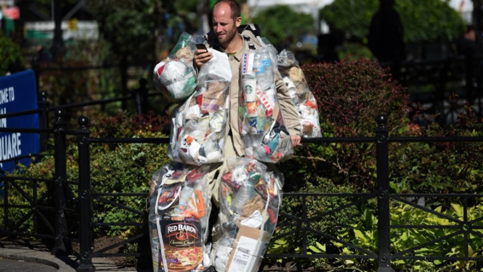 El hombre es conocido como "trash man" o "el hombre basura".