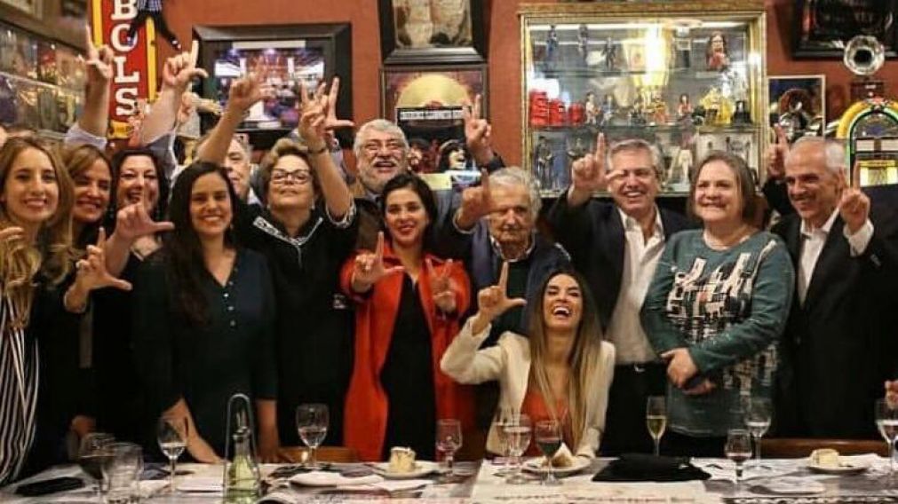 La mano con la L simboliza el eslogan "Lula libre". (Twitter)