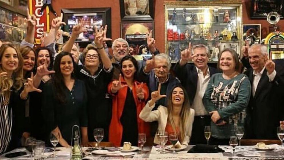 La mano con la L simboliza el eslogan "Lula libre". (Twitter)