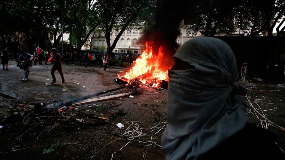 Manifestantes rompieron vidrios, e ingresaron a los jardines de la residencia del embajador argentino, José Octavio Bordón.