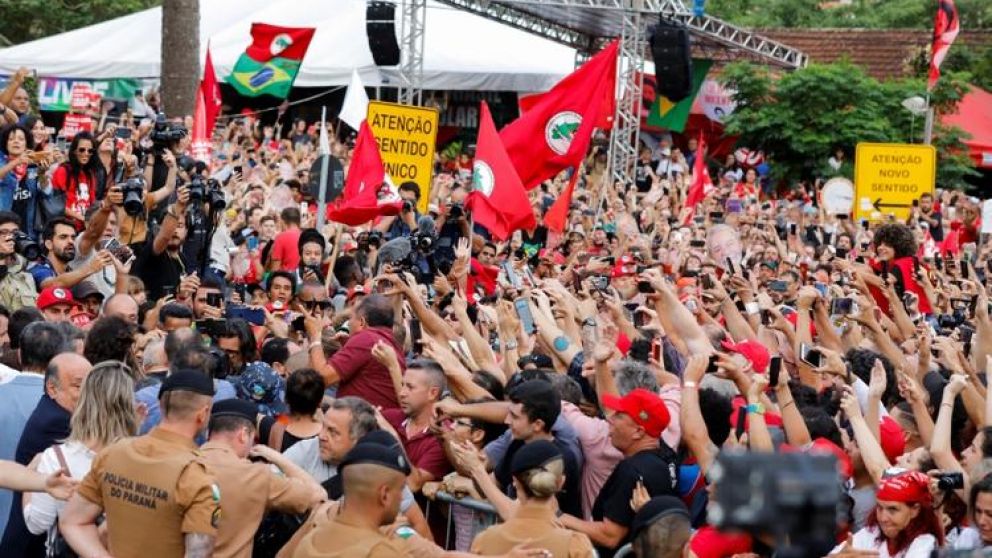 Una multitud recibi� a Lula tras su liberaci�n. (Reuters)