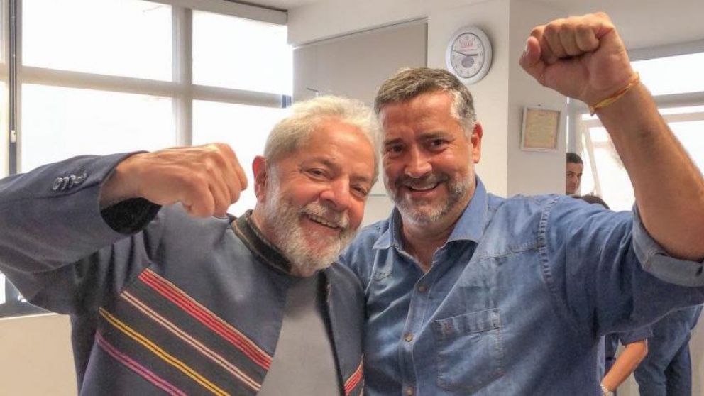Paulo Pimenta, jefe del bloque de diputados del Partido de los Trabajadores, junto al ex mandatario de Brasil, Lula da Silva.