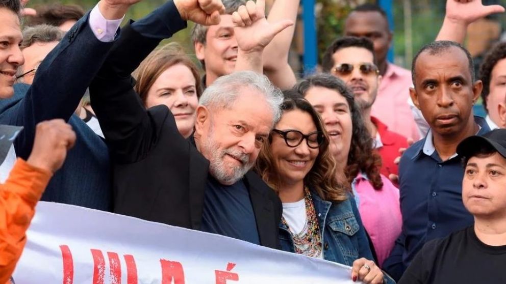 Lula junto a su novia Janja.