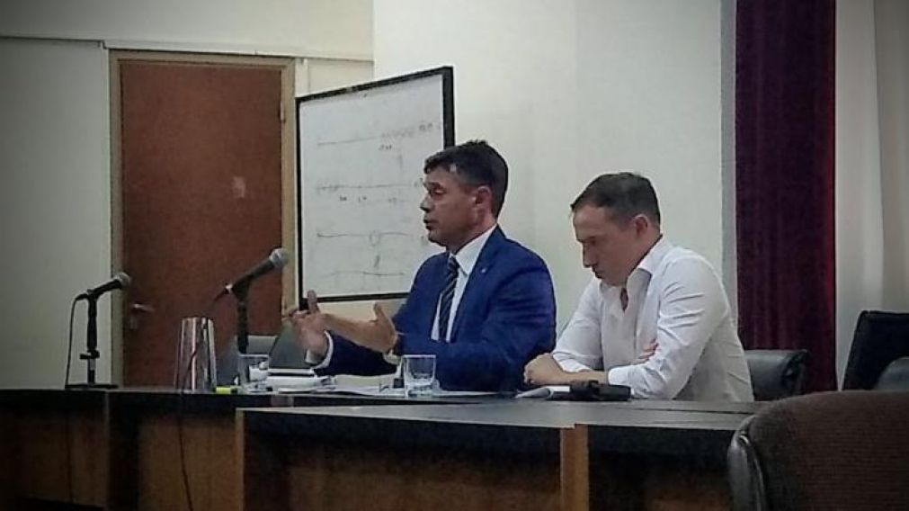 Lucas Grippo, junto a su abogado, en el juicio.