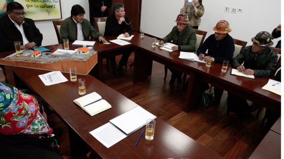 Evo Morales recibió el apoyo de mineors y líderes aborígenes.