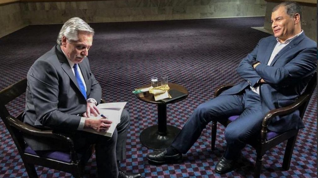 Alberto Fernández de visita en "Conversando con Correa", el programa televisivo conducido por el ex mandatario Rafael Correa.