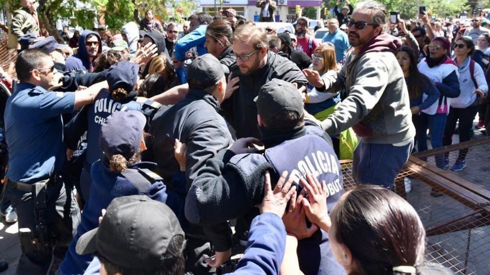 Así fueron los disturbios en Rawson, entre docentes y policías. (SUTEBA)