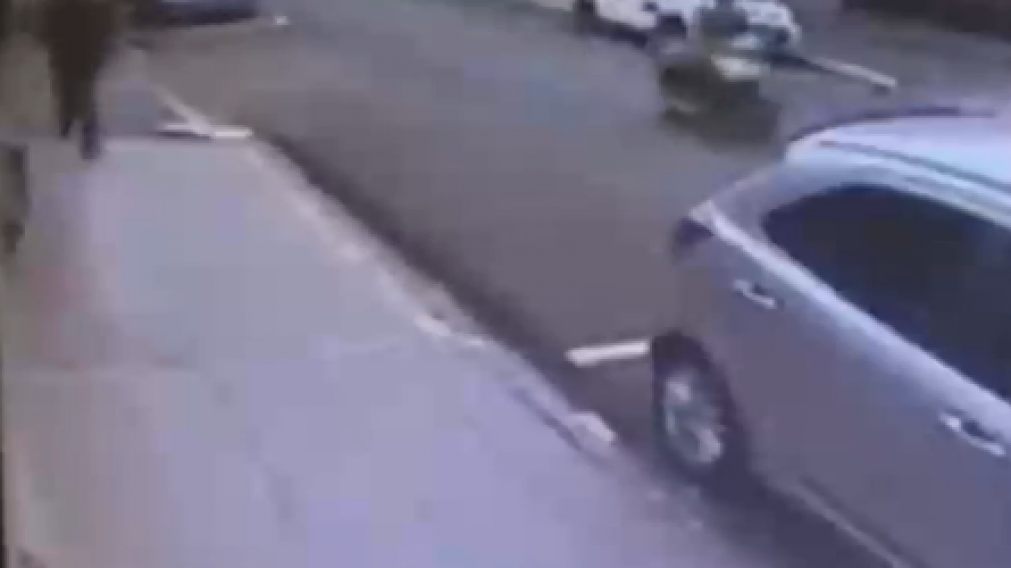 El hombre caminaba sin prestar atención (Captura de video)