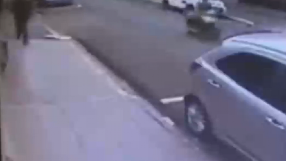 El hombre caminaba sin prestar atención (Captura de video)