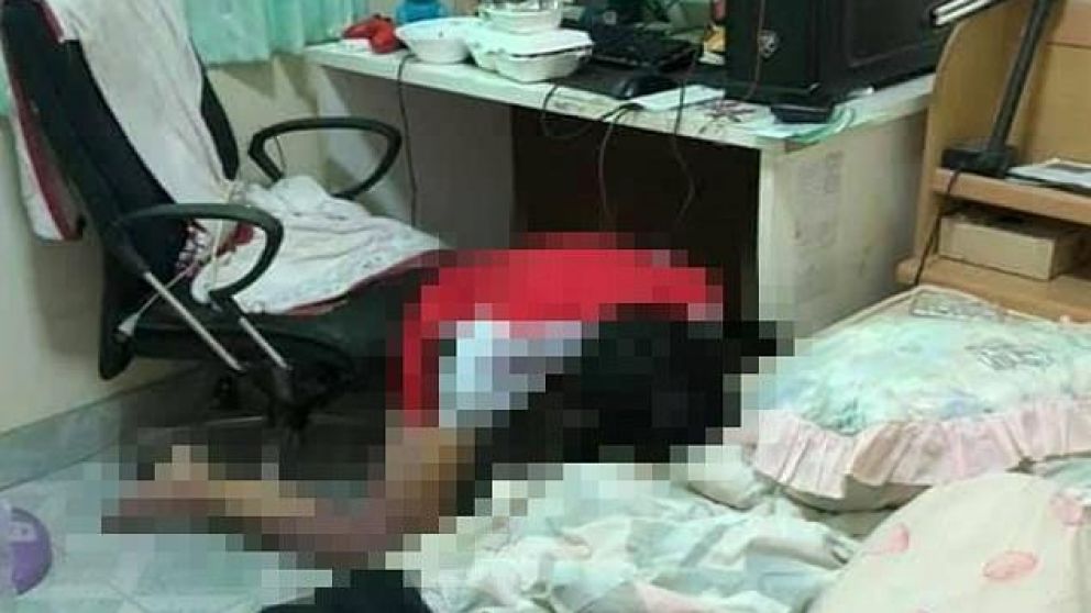 Así encontraron al chico inconsciente en su cuarto (Gentileza Daily Mail).