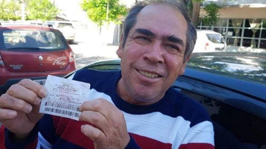 Martí junto con el boleto ganador.