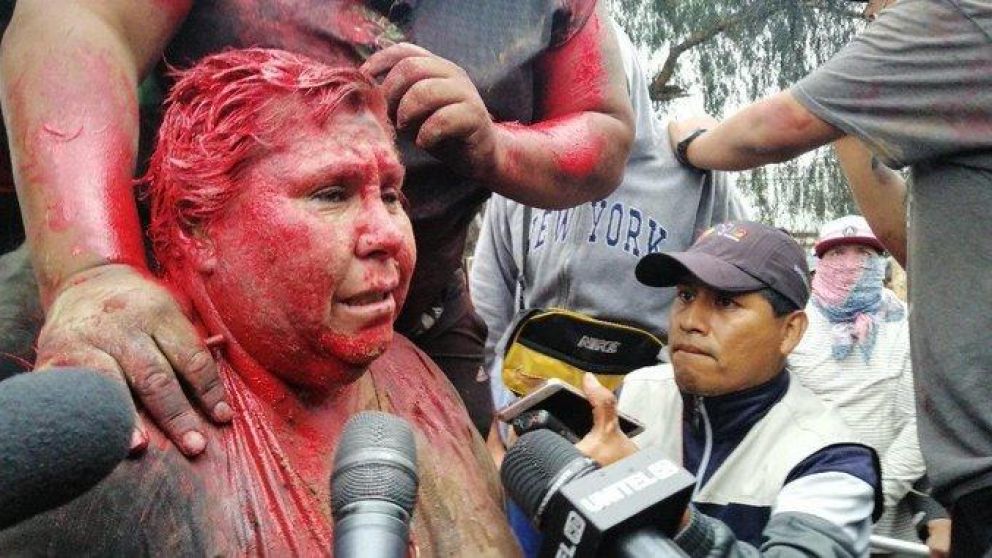 La intendenta del oficialista Movimiento al Socialismo (MAS), Patricia Arce Guzmán, fue bañada en pintura.