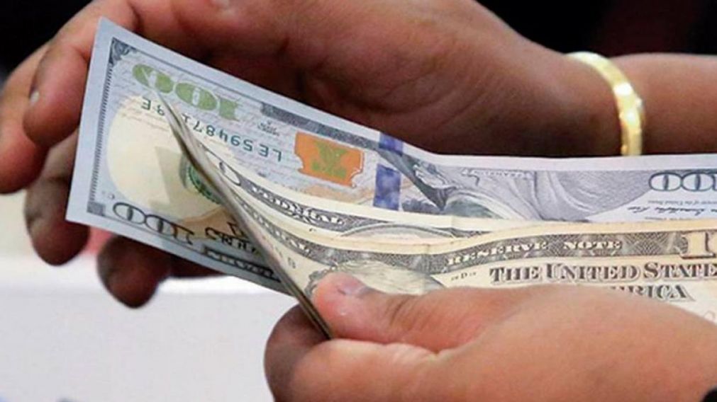 En el mercado ilegal de divisas la moneda estadounidense se negocia a 65 pesos. 