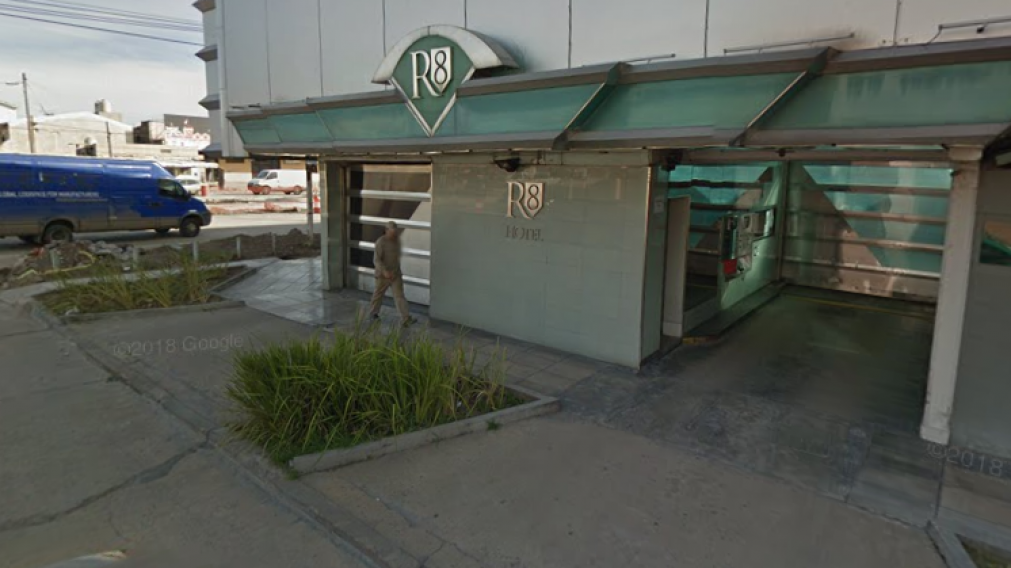 Apareció sin vida en el hotel "R8" de Tres de Febrero.
