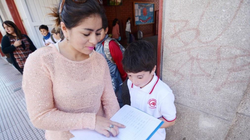 La mujer se preocupó tanto porque su hijo no resolvía la tarea que se infartó.