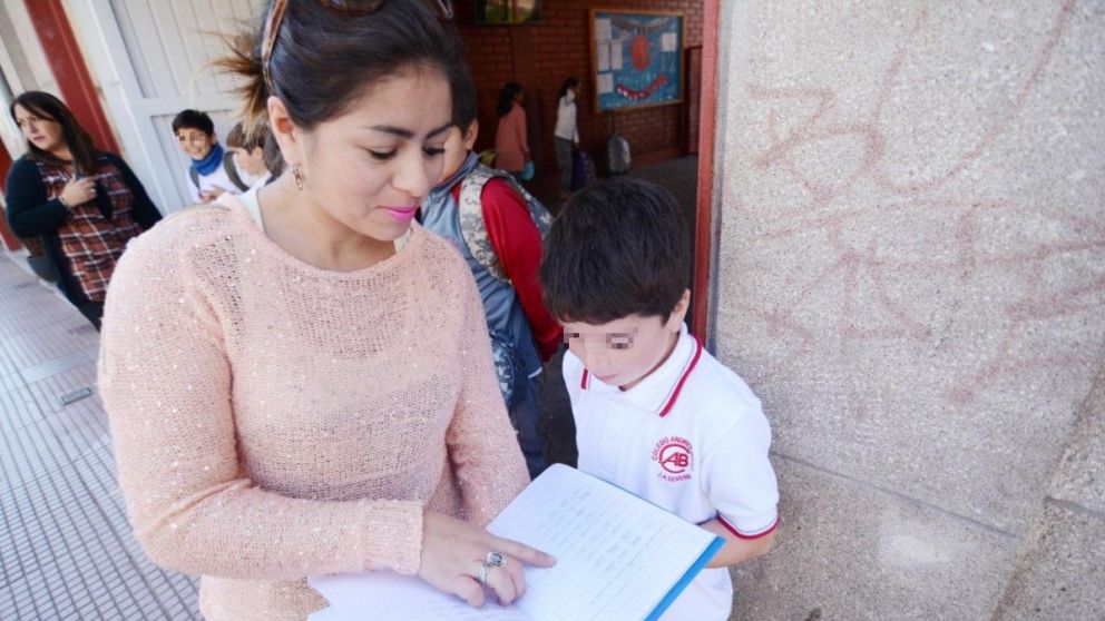 La mujer se preocupó tanto porque su hijo no resolvía la tarea que se infartó.
