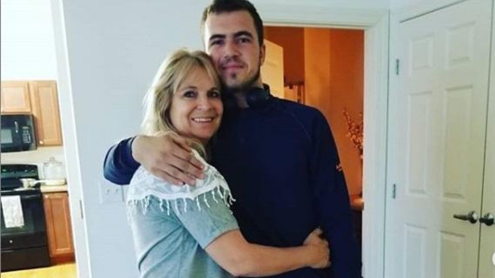 Joseph, junto a su madre, una de las víctimas del ataque narco.