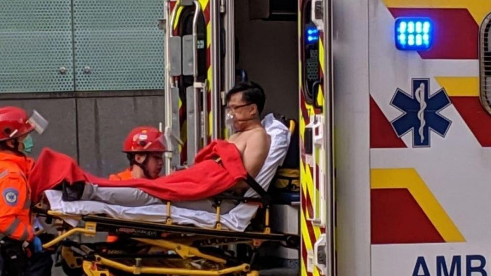 El momento en que se llevan al funcionario herido. (Twitter).
