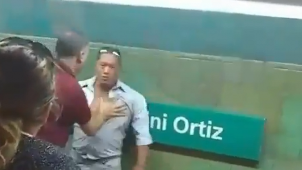 La secuencia fue grabada por una pasajera que estaba en la estación (captura video).