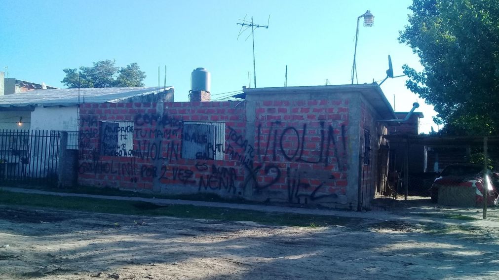 Familiares de la menor escracharon la fachada de la casa del acusado. 