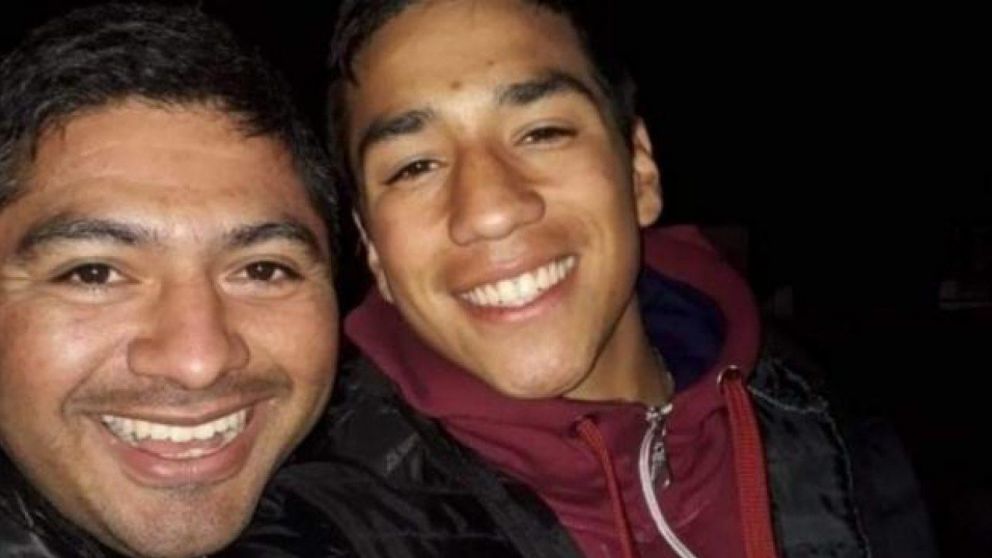 Walter Saucedo junto a su hijo Lautaro, asesinado por la espalda por un policía.