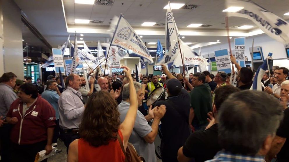 Masiva protesta en el hall central. (Twitter).