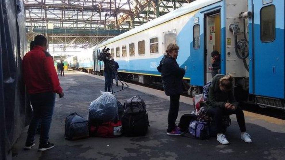 Desazón en la gente que esperaba la partida del tren. (Twitter).