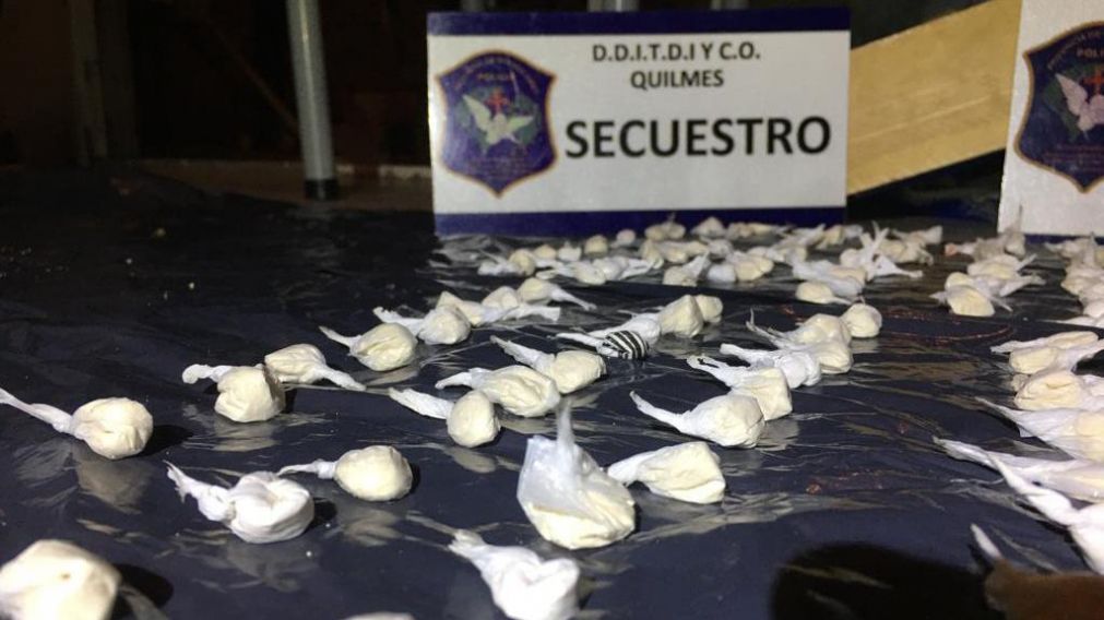 La policía incautó decenas de dosis de cocaína y marihuana.
