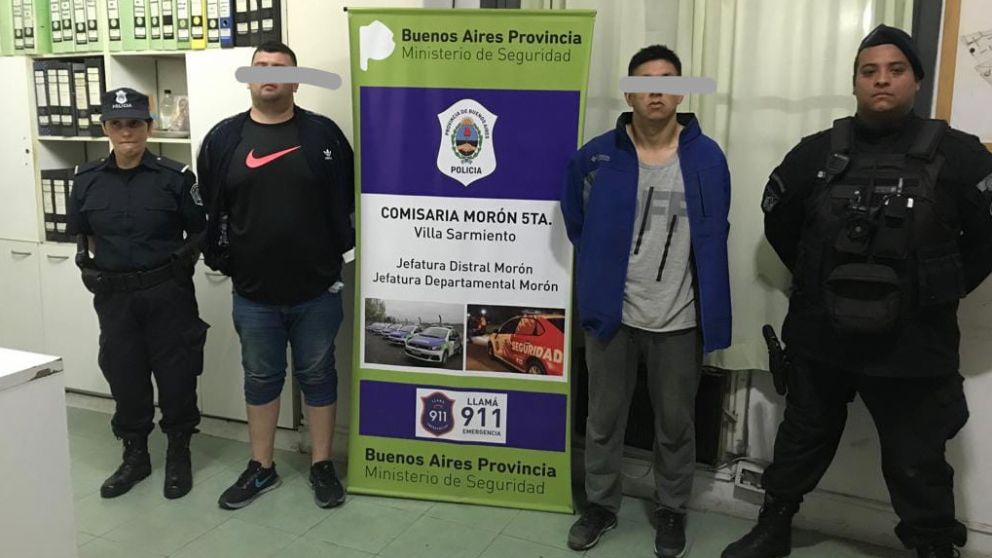 Ambos margianles aparecen custiodiados por efectivos de la policia provincial.