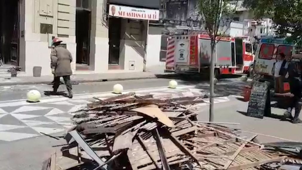 Los restos del techo de la biblioteca fueron sacados a la calle.