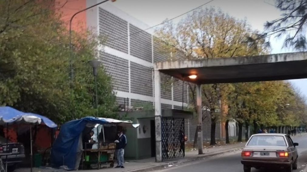 El malviviente baleado fue operado por los médicos en el Hospital Diego Paroissien, en Isidro Casanova.