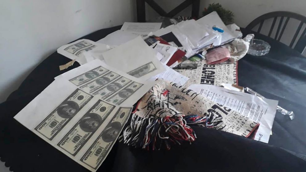 Parte de los elementos secuestrados durante el allanamiento.