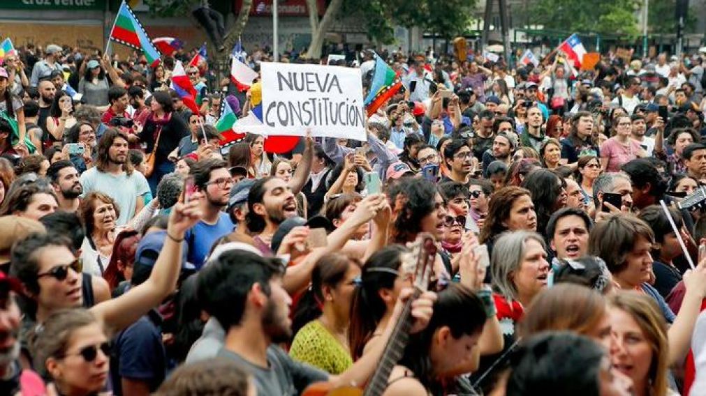 Miles de personas se manifiestan en Chile contra las políticas económicas de Piñera.